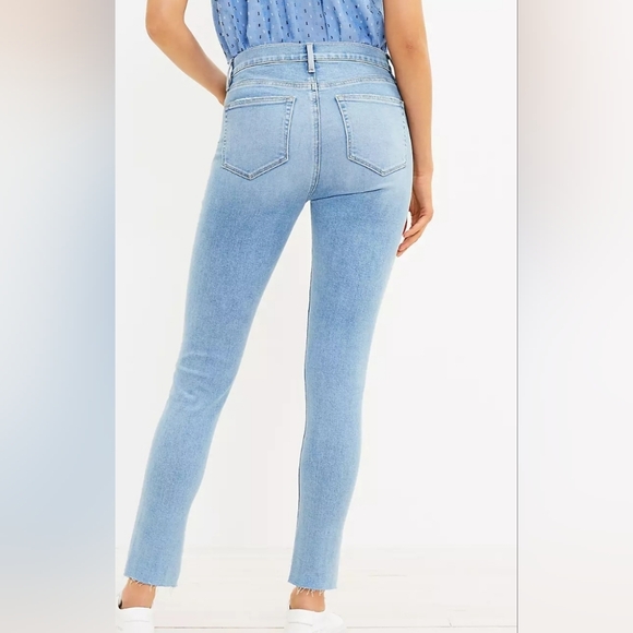 Loft Curvy Frayed Mid Rise Skinny Jeans in Authentic Light Indigo Wash Sz 16/33 - Picture 7 of 7